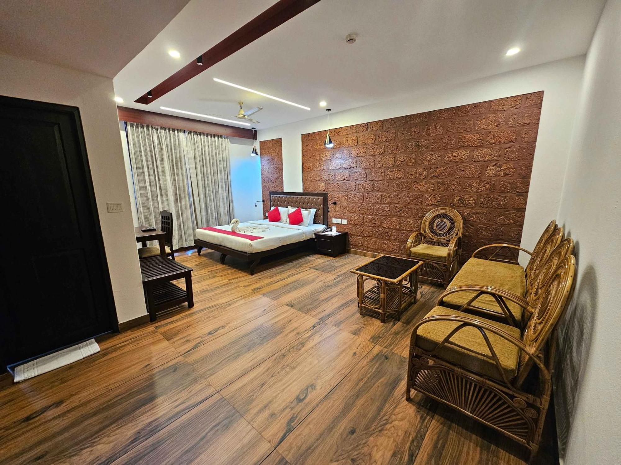 Nirmallyam Residency Hotel Edappal エクステリア 写真