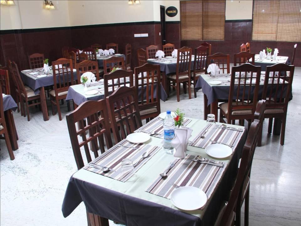 Nirmallyam Residency Hotel Edappal エクステリア 写真